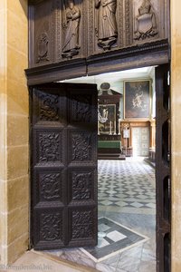 Hauptportal aus irischer Torfeiche in der St. Paul's Cathedral von Mdina