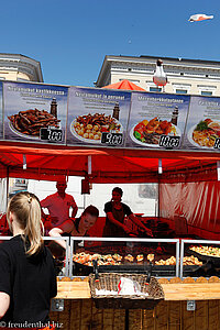 Fischgerichtestand mit Möwe am Kaupatori in Helsinki