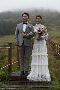 Brautpaar bei Hochzeitsfoto-Session - Stocksteif koreanisch