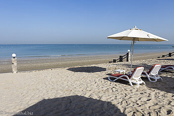 Am Morgen ist es richtig schön am Strand des Rotana Resorts