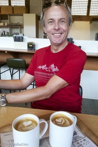 Lars freut sich über den guten heißen Kaffee