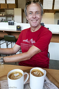 Lars beim Milchkaffee im Namsangol Hanok Village