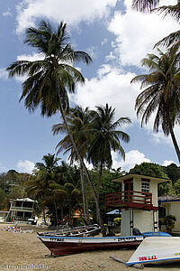 Fischerboote und Facilities am Strand von Castara