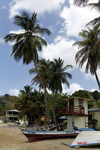 Fischerboote und Facilities am Strand von Castara