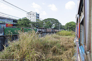 Blick aus der Ringbahn auf Yangon