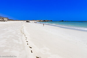 Spuren im Sand am Fazayah Beach im Oman