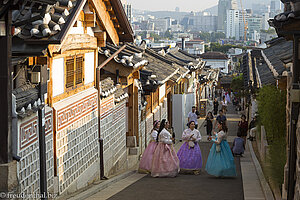 Frauen im Hanbok im Bukchon Hanok Village