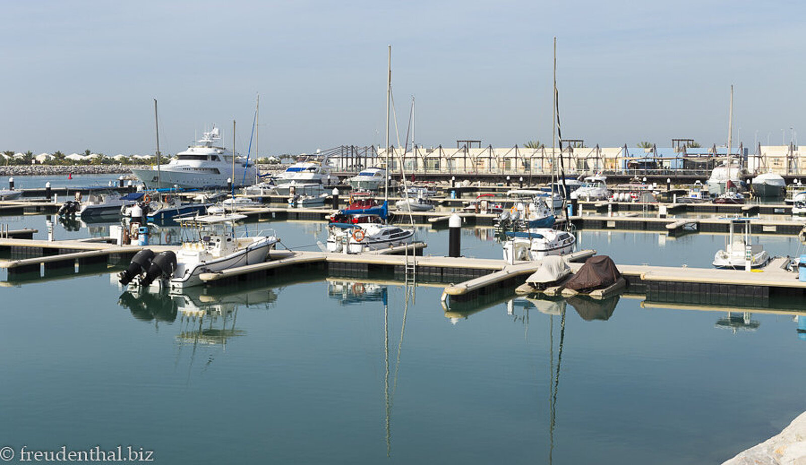 Blick über den Yachthafen Al Hamra Marina 