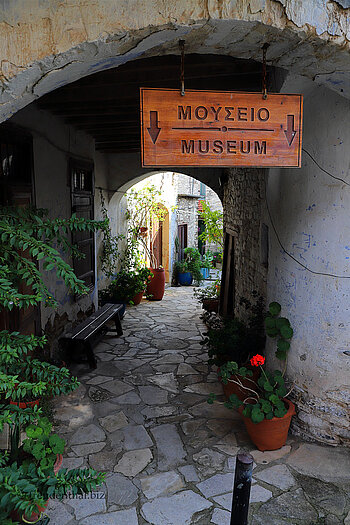 Eingang zum Museum von Kato Drys