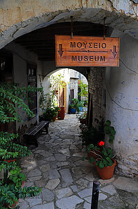 Eingang zum Museum von Kato Drys