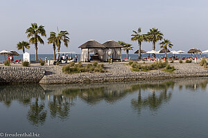 The Cove Rotana Resort und der Streifen an Strand