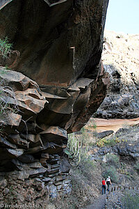 Unter diesen Felsen führt der Wanderweg in die Schlucht hindurch.