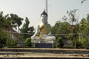 Blick zum Buddha aus dem Longtailboat.