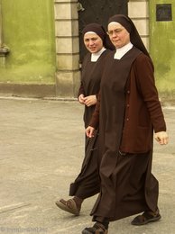 zwei von vielen Nonnen