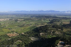 Blick aus dem Ballon über die zentrale Ebene von Mallorca zur Tramuntana