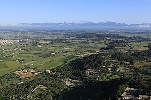 Blick aus dem Ballon über die zentrale Ebene von Mallorca zur Tramuntana