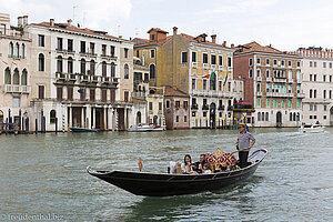 Eine Gondel fährt über den Canal Grande.