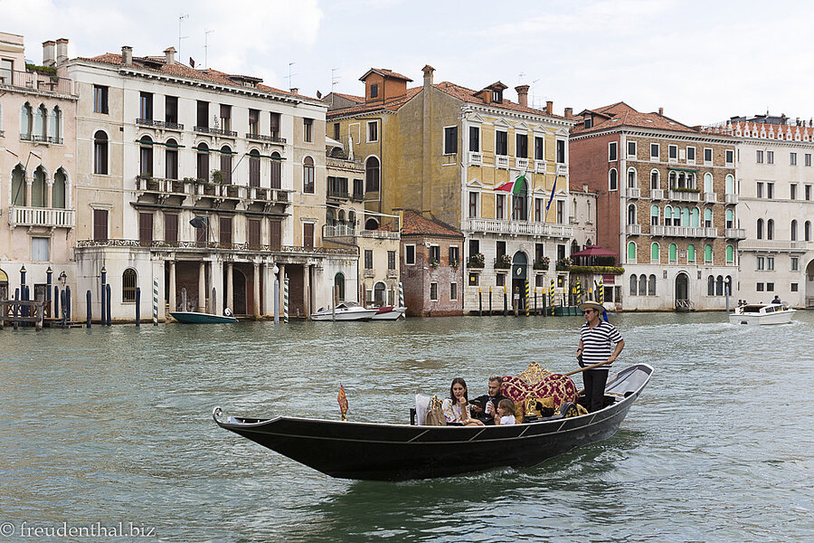 Eine Gondel fährt über den Canal Grande.