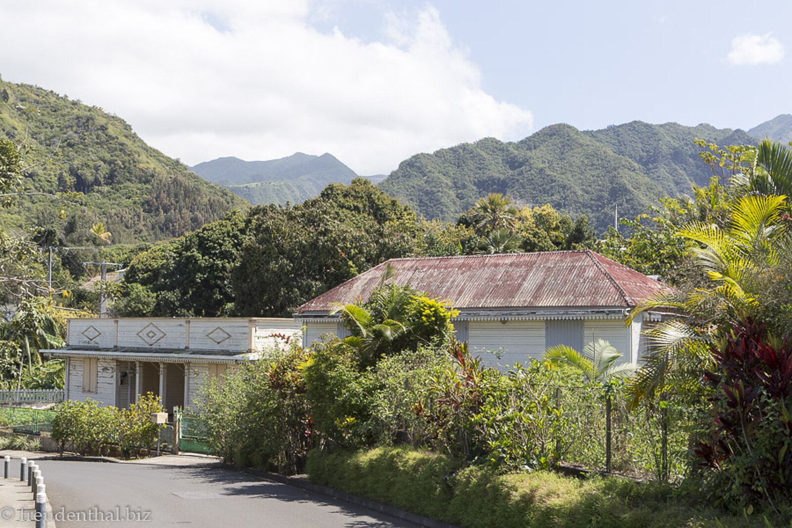 Koloniale Häuser in L'Entre-Deux vor der majestätischen Berglandschaft auf der Insel La Réunion