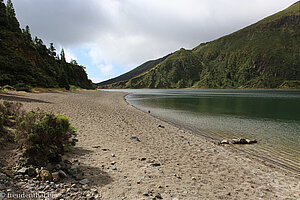 schmaler Sandstrand am Lagoa do Fogo