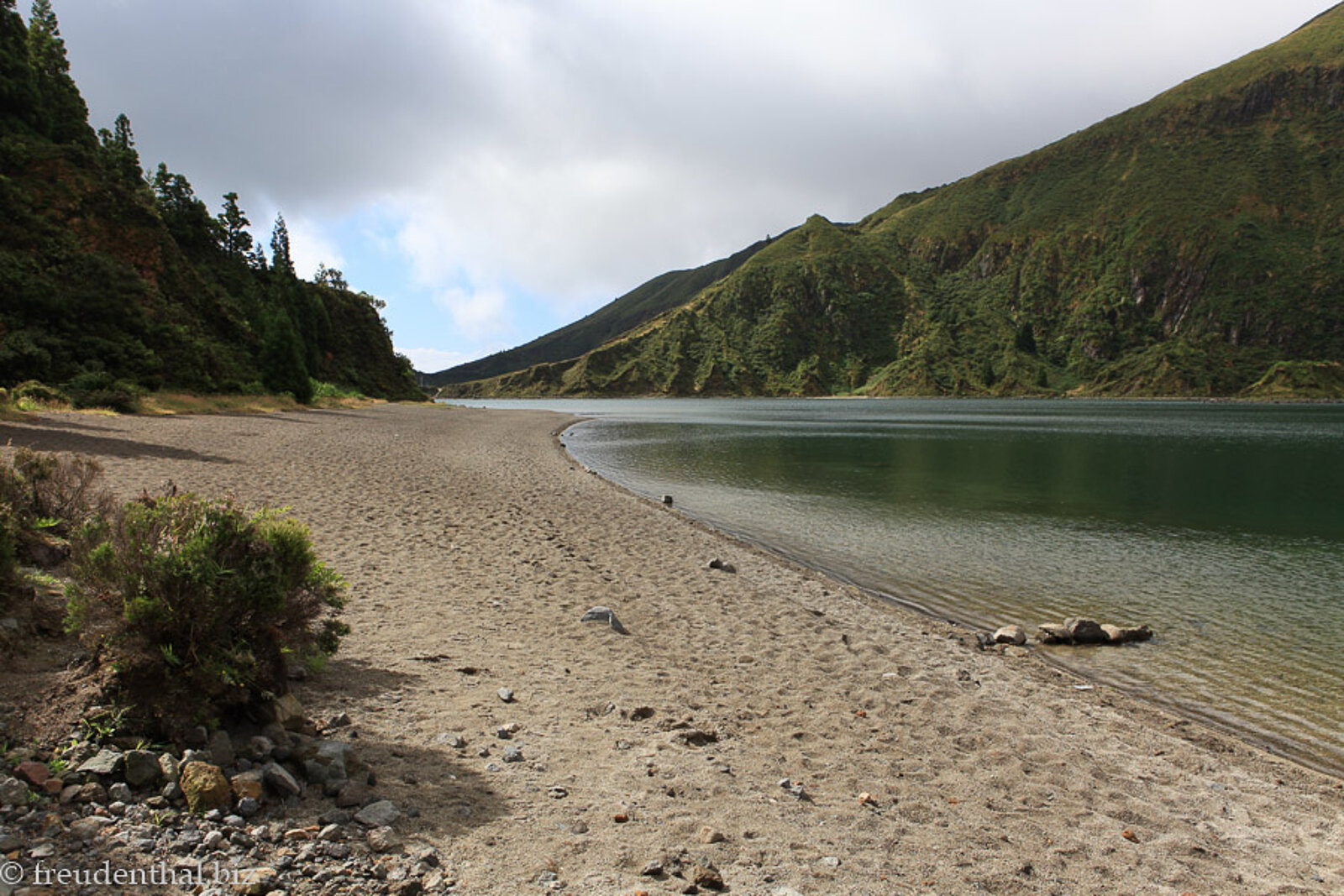 Wanderung über die Kiesbänke am Lagoa do Fogo auf der Azoreninsel São Miguel