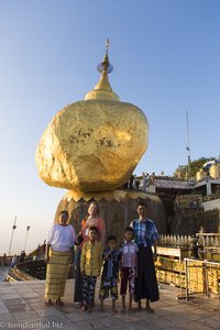 Anne mit einer burmesischen Familie am Goldenen Felsen von Kyaiktiyo
