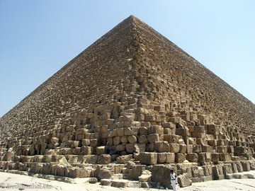 Cheops-Pyramide über Eck