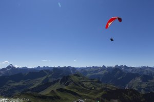 Gleitschirmflieger über dem Nebelhorn