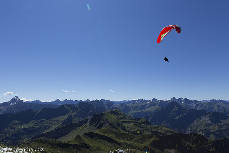 Gleitschirmflieger über dem Nebelhorn Gleitschirmflieger über dem Nebelhorn