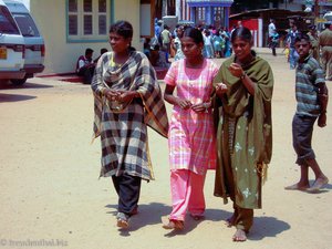 drei Tamilinnen beim Hindutempel von Kandy