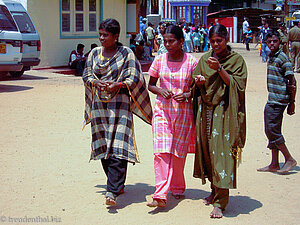 drei Tamilinnen beim Hindutempel von Kandy