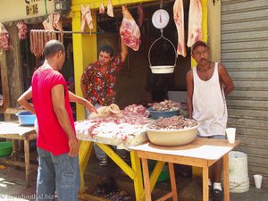 Fleisch hängt an der frischen Luft - Markt in Higüey