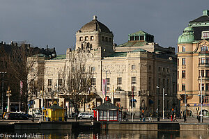 Dramatisches Theater bei Sonnenschein