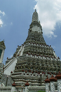 Steile Treppe hinauf auf den Prang des Wat Arun