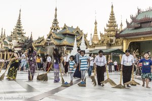 Putztrupp der Freiwilligen in der Shwedagon-Pagode