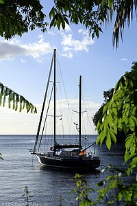 Segelboot Blue Wave in der Wallilabou Bay