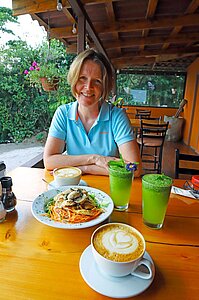 Anne lässt es sich gut gehen im Choco Café von Santa Elena.