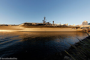 ausgedienter Flugzeugträger im Hafen von San Diego