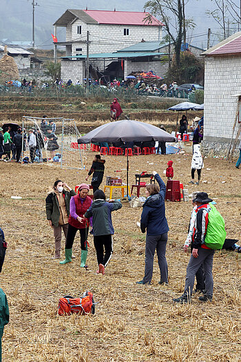 Annette übt sich im Ném Còn (Còn‑Wurf)