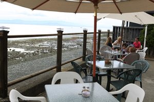 die Terrasse vom Cafe am Qualicum Beach