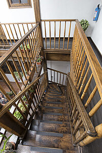 Treppen im Patio des Casa Platypus in Bogota