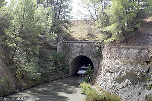 ein Boot kommt aus dem Tunnel von Malpas