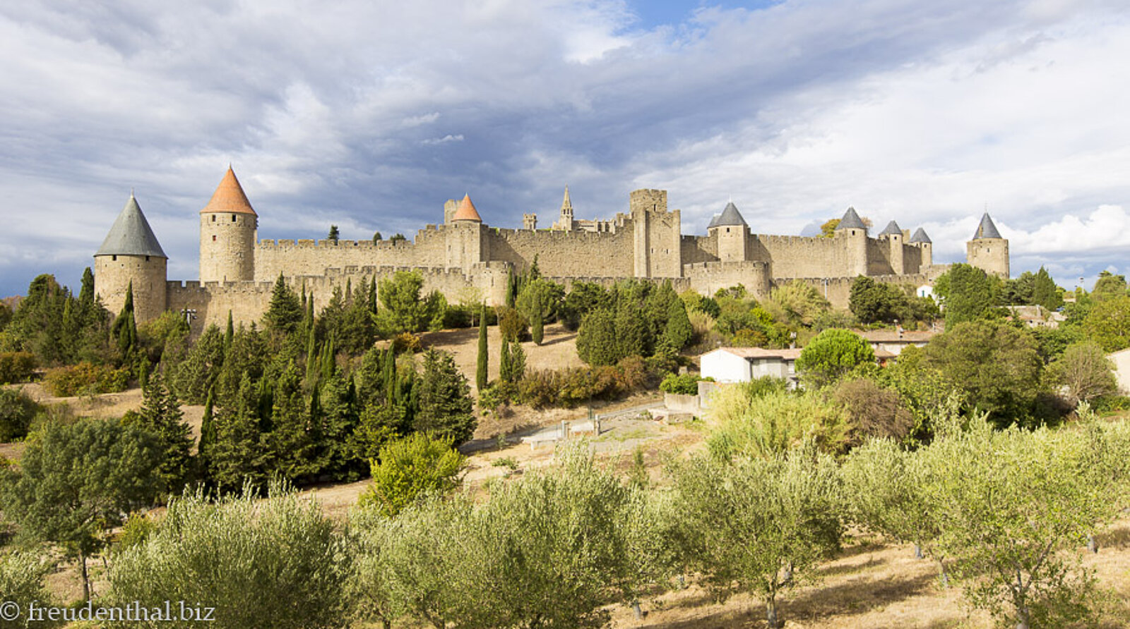 Sicht auf die gewaltigen Festungsmauern der Burg Carcassonne in Frankreich