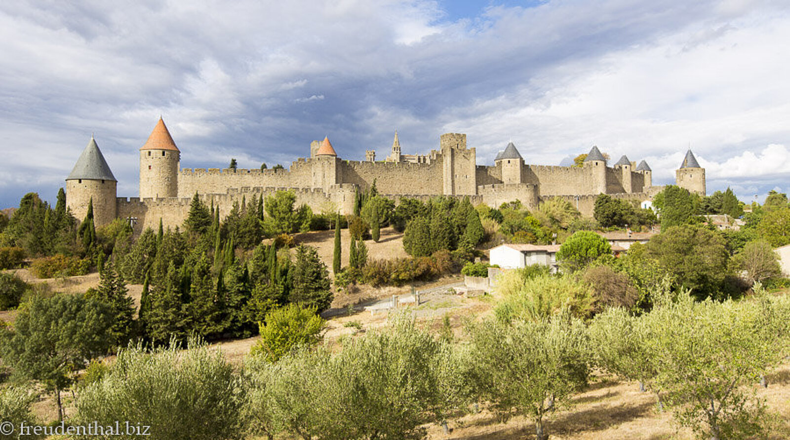 Sicht auf die gewaltigen Festungsmauern der Burg Carcassonne in Frankreich