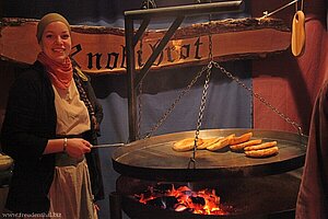 bei der netten Frau gibt es lecker Knobibrot