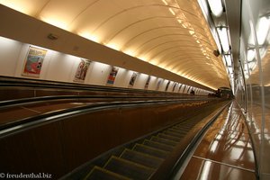 die langen Rolltreppen zur U-Bahn von Prag