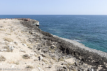 an der Küste bei der Marneef Cave im Oman