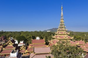 Blick über die Dächer des Königspalastes von Mandalay
