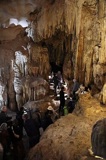 Besucher im Eingangsbereich der Überraschungshöhle Hang Sun Sot