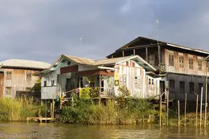 Stelzenhäuser entlang des Ufers am Kanal nach Indein